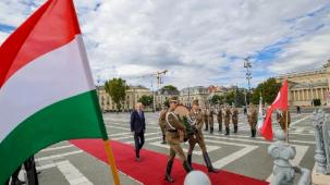 TBMM Başkanı Kurtulmuş'tan Meçhul Asker Anıtı'na çelenk
