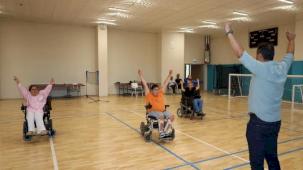 Tekerlekli sandalyeli zeybek ekibi sahneye çıkıyor