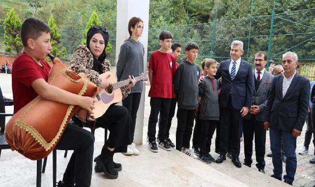 Artvin'de tulumla karşılanan Vali Ergün'den halı saha istediler