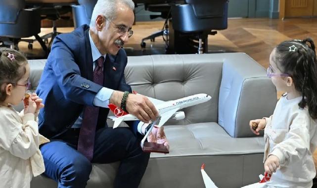 Bakan Uraloğlu minik misafirlerini ağırladı