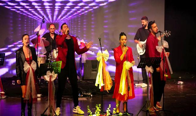 İzmir Güzelbahçe’de 102. yıl coşkusuna kortej ve konserli kutlama