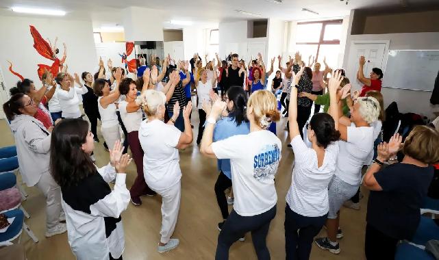 İzmir Narlıdere'de bedenin şifası kahkaha ve dansla geldi
