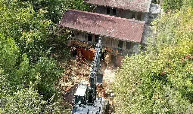 İzmit’te tehlikeli metruk yıkıldı