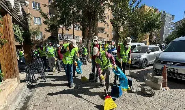 Mardin Artuklu'da temizlik seferberliği... Eşbaşkan Amak sokakları süpürdü