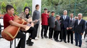 Artvin'de tulumla karşılanan Vali Ergün'den halı saha istediler