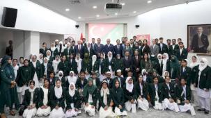 Bakan Tekin Pakistanlı öğrencileri kabul etti