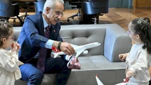 Bakan Uraloğlu minik misafirlerini ağırladı