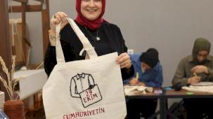 Cumhuriyet’in 102. yılına özel ay yıldızlı çantalar