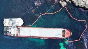 Karadeniz'de nefes kesen operasyon... Karaya oturan gemideki yakıt güvenle tahliye edildi!