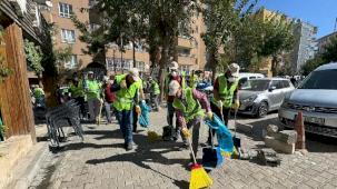 Mardin Artuklu'da temizlik seferberliği... Eşbaşkan Amak sokakları süpürdü
