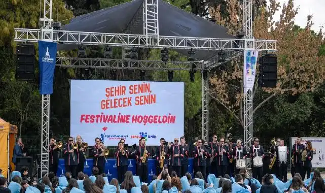 Üniversiteli gençler İzmir’e festivalle “merhaba” dedi