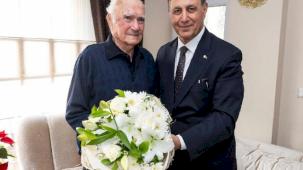 Başkan Tugay'dan lise öğretmenini duygulandıran ziyaret