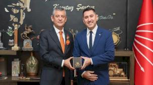 Deniz Karafazlı, CHP Genel Başkanı Özgür Özel’i ziyaret etti