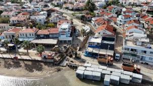 Foça'da dere yatağına yapılan kanal taşkını önledi