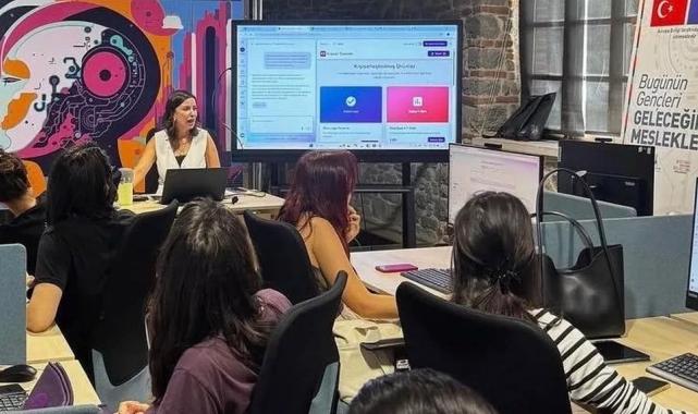 İzmir Büyükşehir gençleri dijital gençlere hazırlıyor