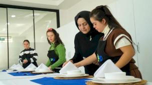 Meram'da down sendromlu bireylere sertifikalı komi eğitimi