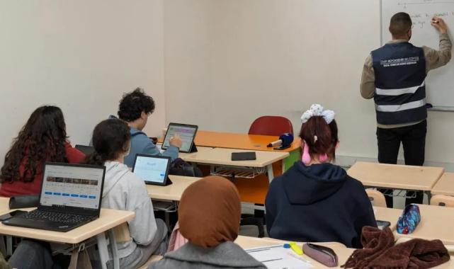 İzmirli öğrencilere yapay zekâ destekli matematik