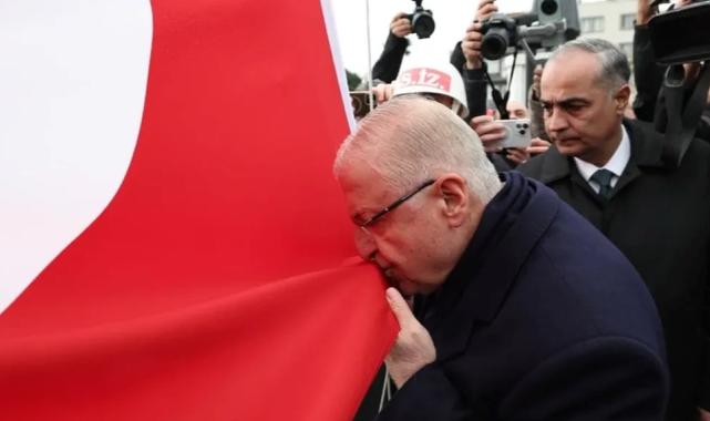 Bakan Güler, şanlı sancağı Çanakkale'de göndere çekti