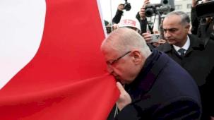 Bakan Güler, şanlı sancağı Çanakkale'de göndere çekti