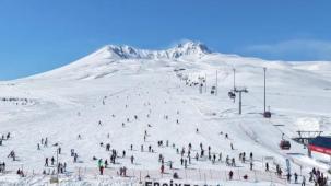 Rekortmen Erciyes yeni kayakseverleri bekliyor