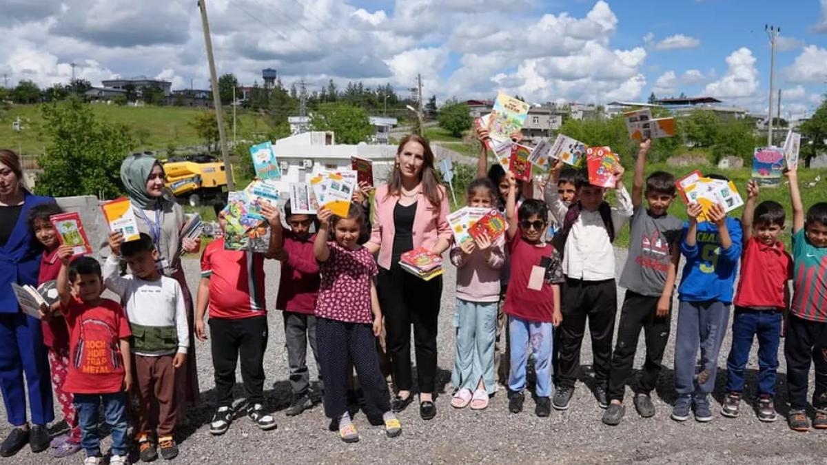 Diyarbakır'da ‘Masal Sandığı’ projesiyle kitaplar çocuklara ulaştırıldı