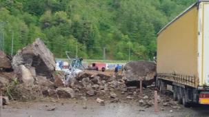Artvin'de heyelan! Yabancı tır hasar aldı!