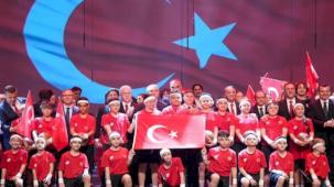 İstanbul AKM kırmızı-beyaza büründü