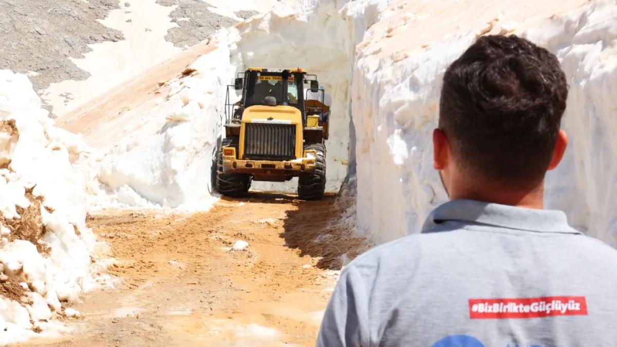 Antalya’da yayla yollarında karla mücadele sürüyor