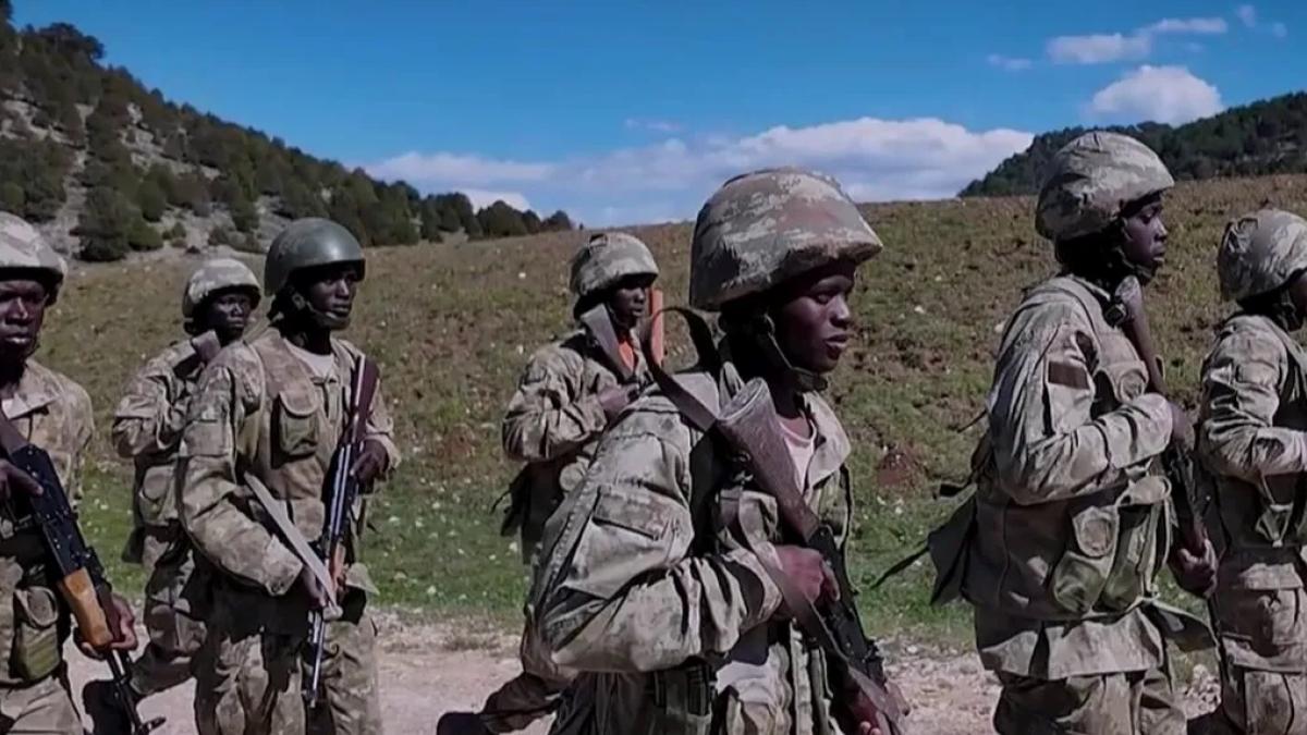 Mali ve Nijerli komandolar temel eğitimi başarıyla tamamladı