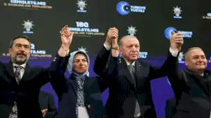 AK Parti’ye üç belediye başkanı daha katıldı... Rozetleri Erdoğan taktı