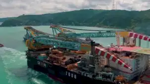 Dünyanın en büyük üçüncü yarı batık vinç gemisi İstanbul Boğazı'ndan geçiyor