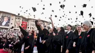 Koç Üniversitesi'nde 32’inci dönem mezuniyet sevinci