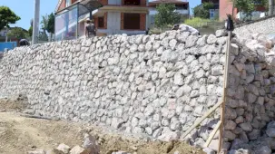Kocaeli İzmit'te taş duvar yenileme çalışması