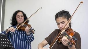 Mersin'de müzik kursları vatandaşların ruhuna dokunuyor