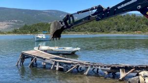 Muğla Milas'ta kaçak iskeleler yıkılıyor