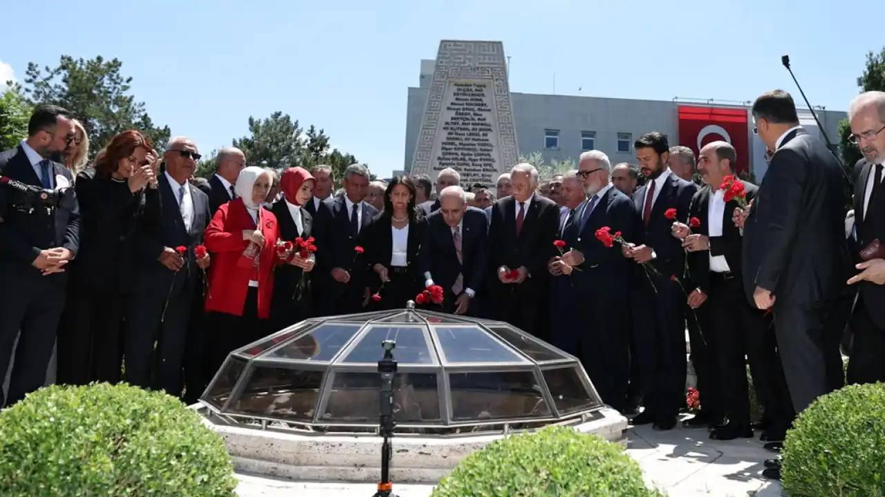 15 Temmuz'da TBMM'de ilk bombanın düştüğü alana karanfil bırakıldı