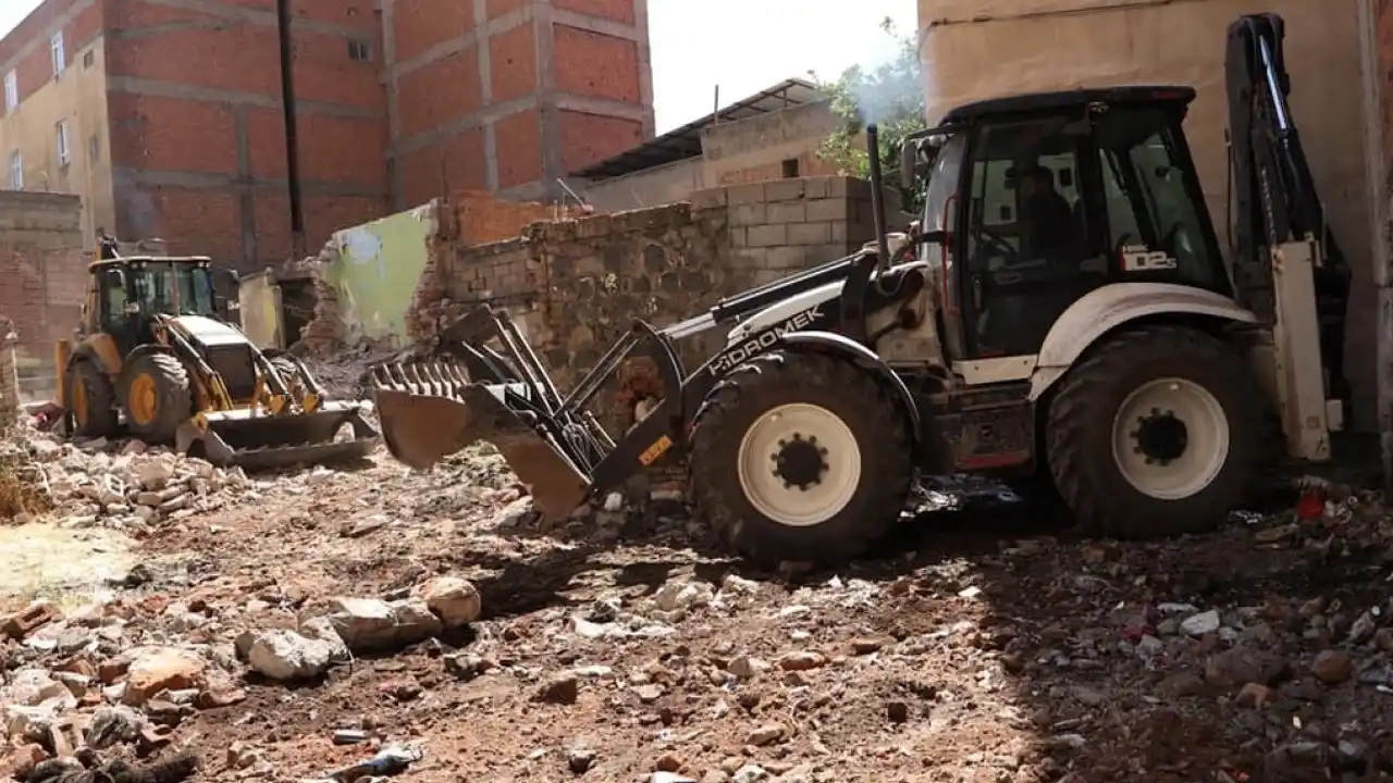 Diyarbakır Muradiye'de metruk binalar yıkılıyor