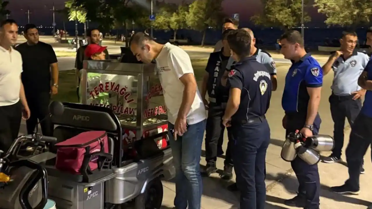 İzmir Karantina Parkı’nda izinsiz seyyar satışa ortak denetim