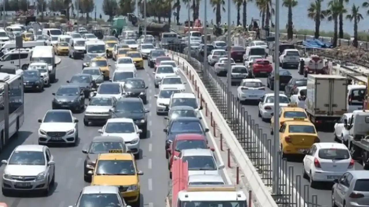 İzmir'de trafik artıyor