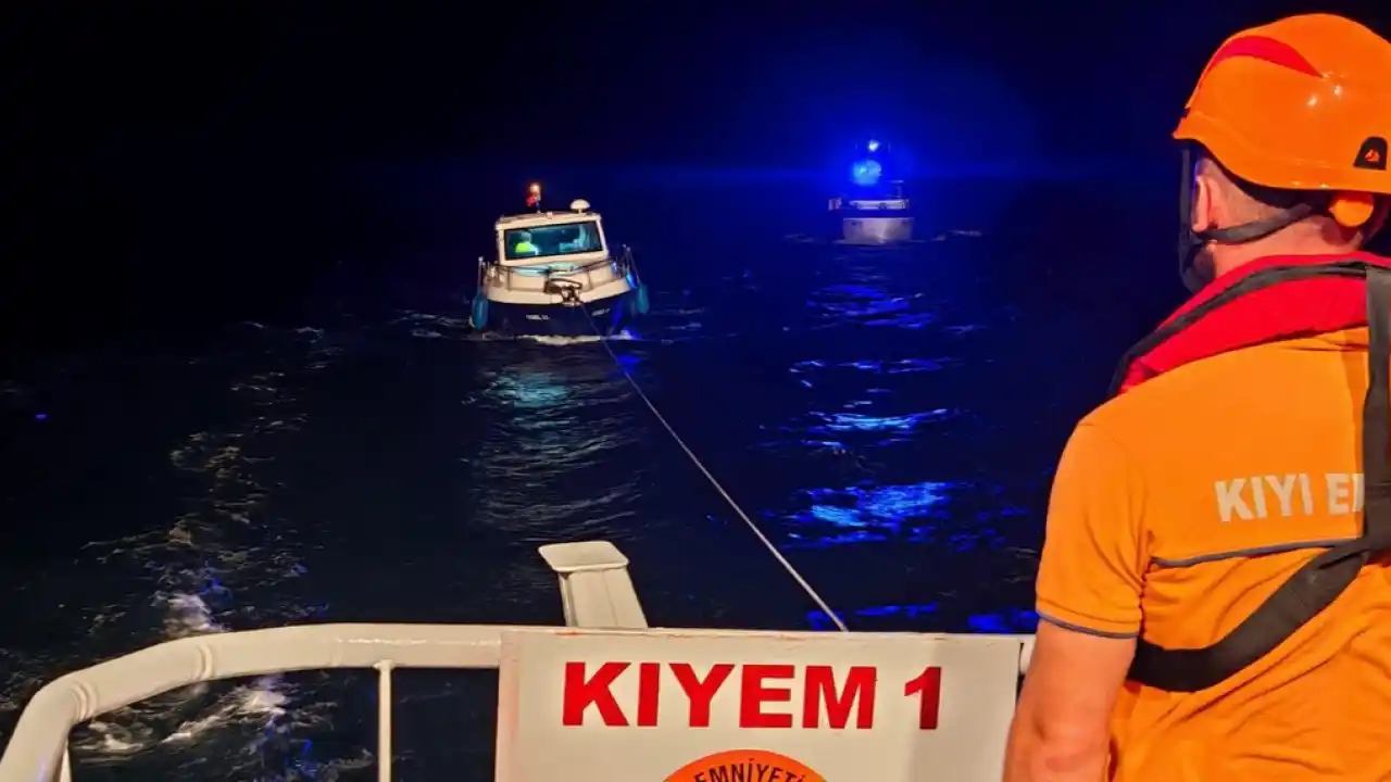 Kilitbahir açıklarında sürüklenen tekne kurtarıldı