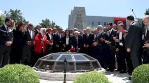15 Temmuz'da TBMM'de ilk bombanın düştüğü alana karanfil bırakıldı
