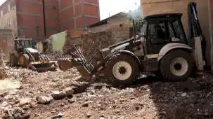 Diyarbakır Muradiye'de metruk binalar yıkılıyor