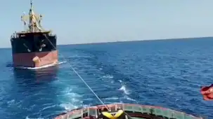 İstanbul Boğazı girişinde arızalanan kuru yük gemisi güvenli bölgeye çekildi