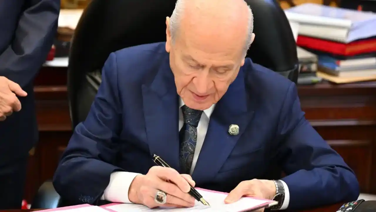 Bahçeli 'Terörsüz Türkiye' için hazırlanan çerçeve yasaya imza attı