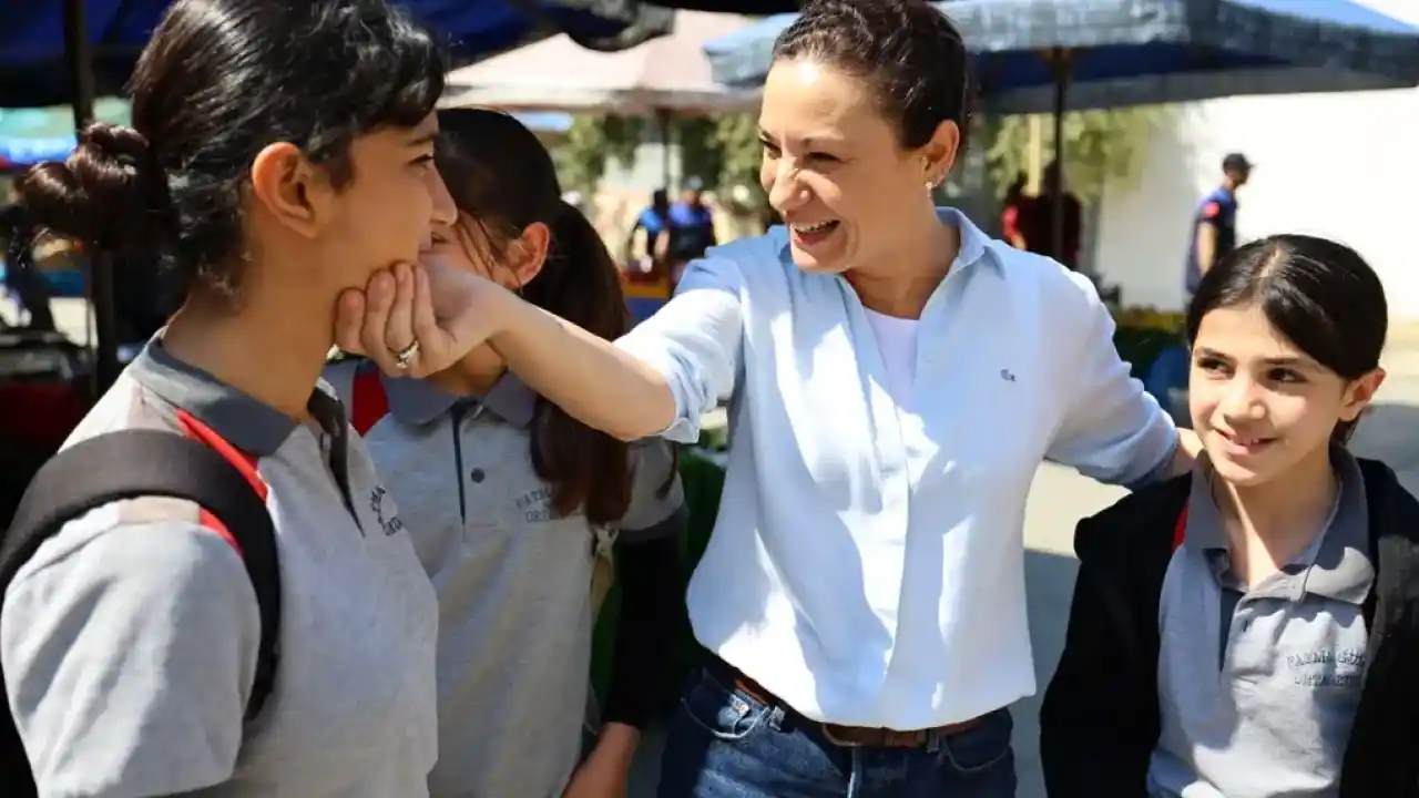 Efes Selçuk'tan öğrenciye destek, yerel esnafa nefes