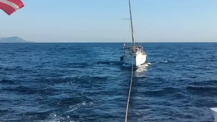 Fethiye açıklarında sürüklenen teknedeki 5 kişi kurtarıldı