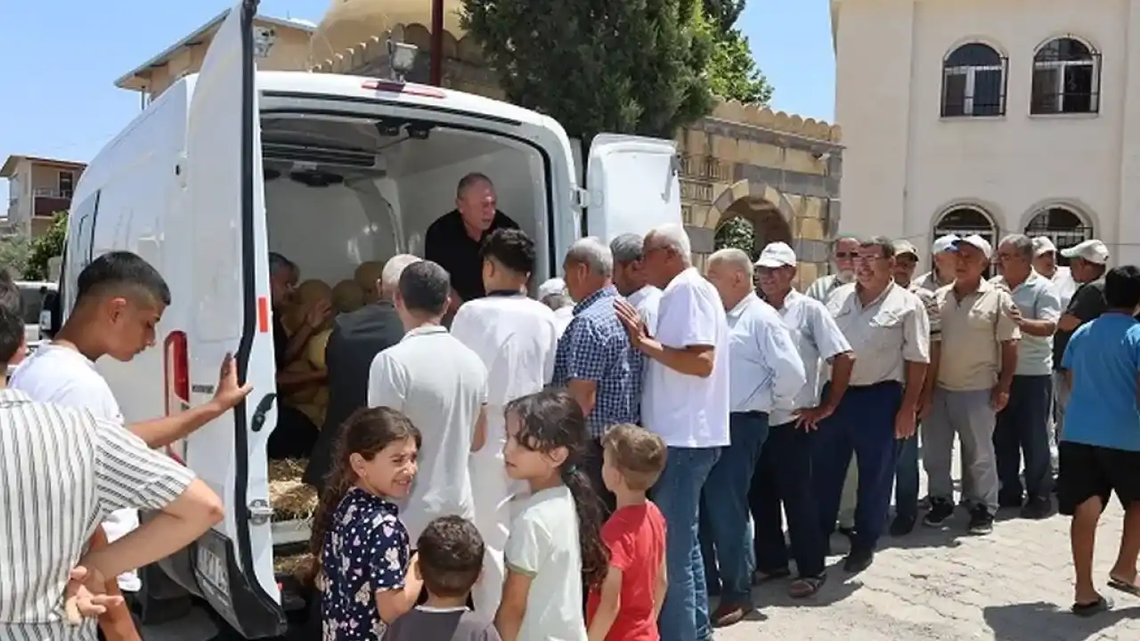 Hatay Büyükşehir'den vatandaşlara 100 ton kavun