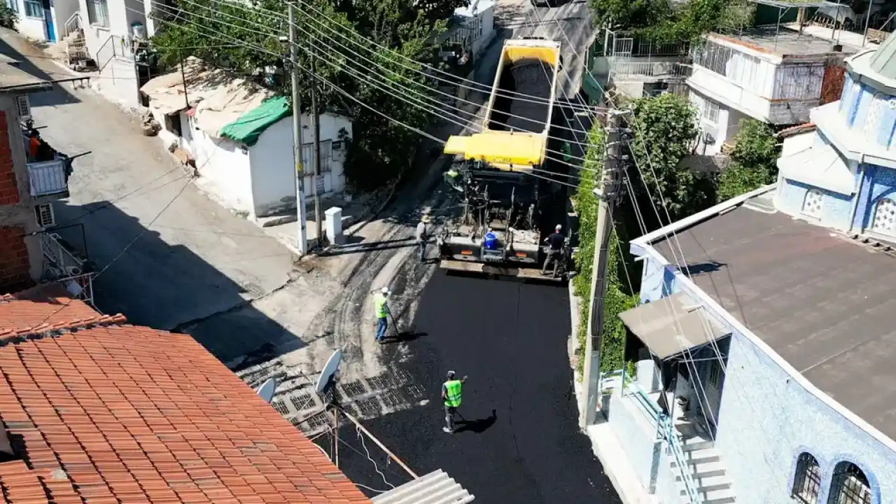 İzmir Narlıdere'de asfalt seferberliği