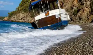 Adrasan'da tekne karaya vurdu!
