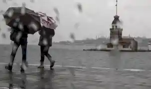 İstanbul Valiliği uyardı... Yağışlı sistem geliyor, sıcaklıklar 4 ila 6 derece düşecek